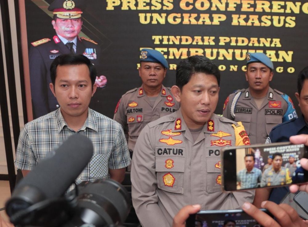 Kapolres Ponorogo AKBP Catur C Wibowo berikan keterangan
