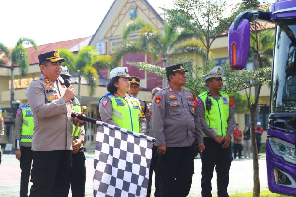 Kapolres Magetan AKBP Muhammad Ridwan berangkatkan bus balik mudik lebaran gratis