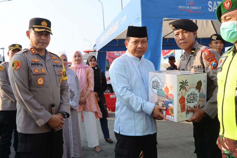 Kapolda Jatim Irjen Pol Dr. Toni Harmanto berikan bingkisan ke petugas Ops Ketupat Semeru