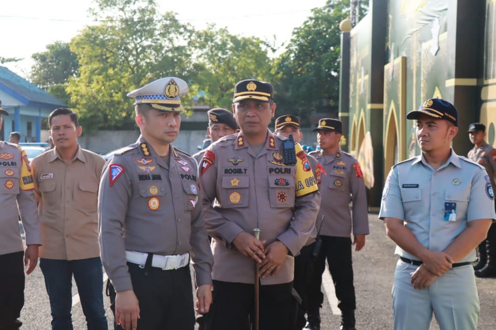 Tim Pamatwil Korlantas Polri Kombespol Indra Jafar didampingi Kapolres Bojonegoro AKBP Rogib Triyanto saat cek posyan