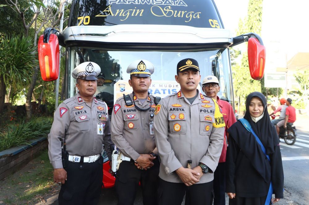 Kapolres Probolinggo AKBP Teuku Arsya Khadafi saat melepas bus balik mudik gratis