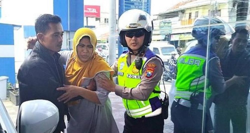 Satlantas Polres Malang bantu evakuasi kepadatan menuju rumah sakit