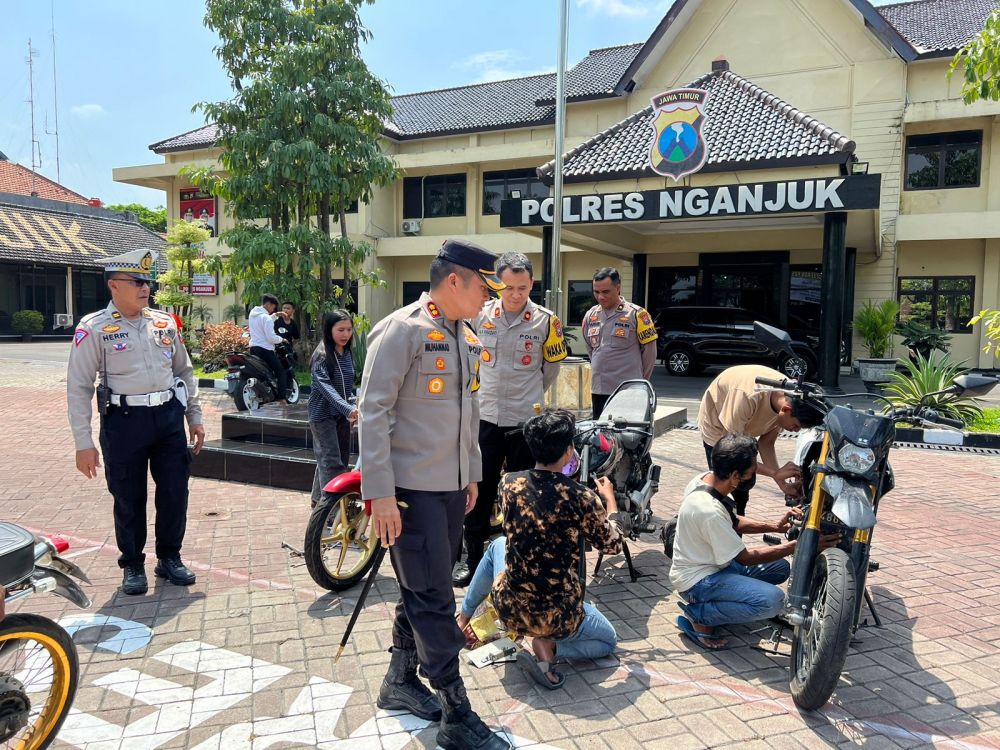 Kapolres Nganjuk AKBP Muhammad saat cek motor non spektek hasil patroli KRYD