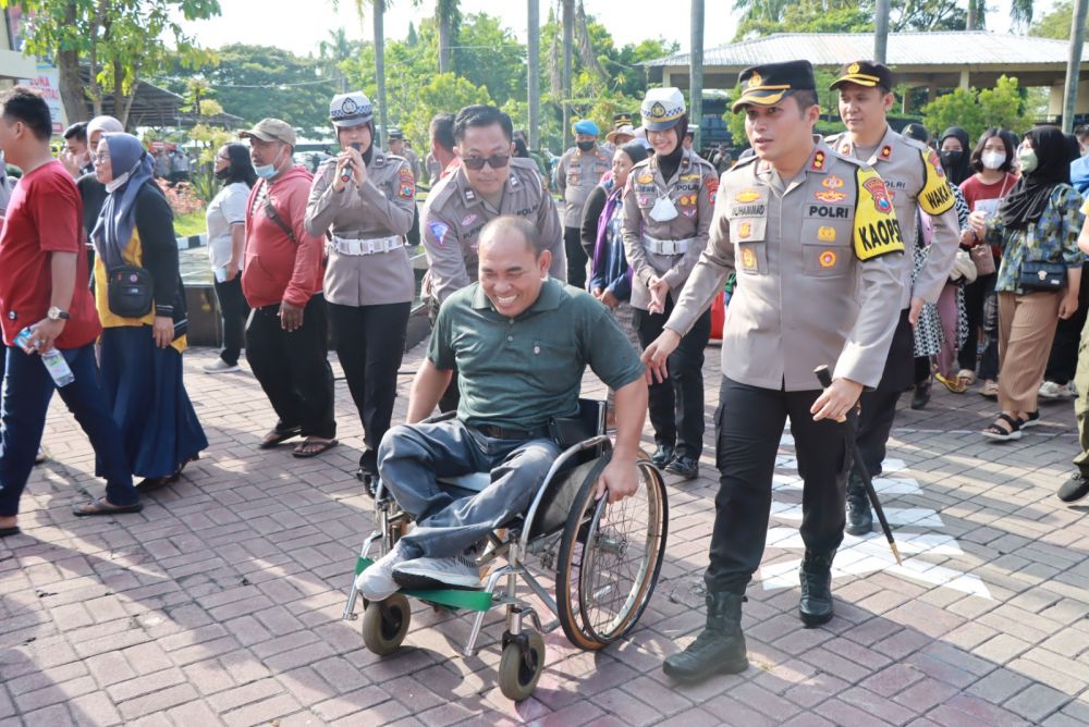 Kapolres Nganjuk AKBP Muhammad saat berangkatkan rombongan bus mudik gratis