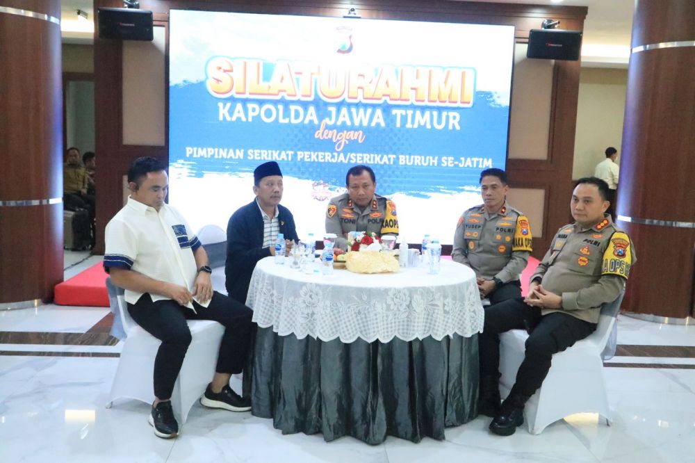 Kapolda Jatim Irjen Pol Dr. Toni Harmanto didampingi Wakapolda Jatim Brigjen Pol Akhmad Yusep Gunawan silaturahmi dengan perwakilan buruh se-Jatim