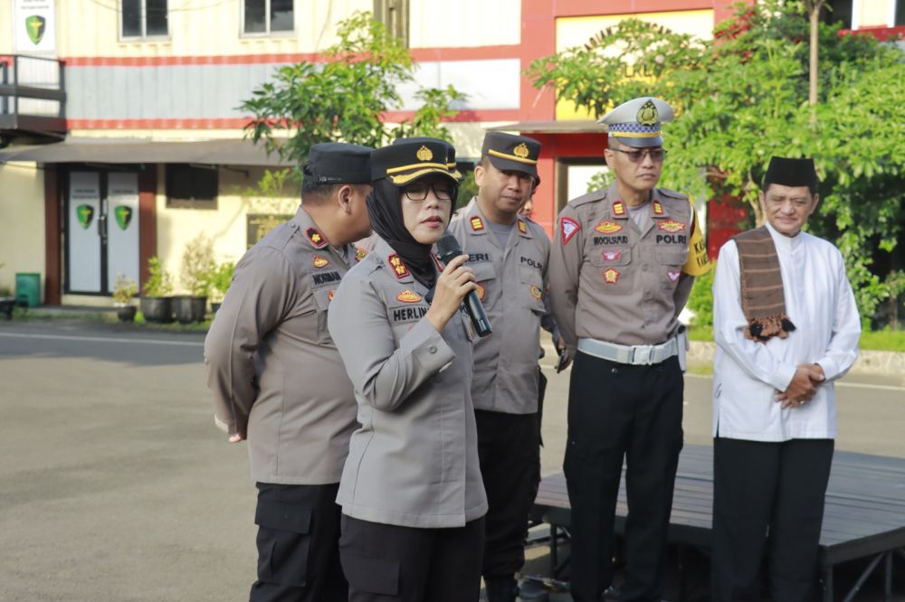 Kapolres Pelabuhan Tanjung Perak Surabaya AKBP Herlina berangkatkan 3 Bus tujuan Jakarta