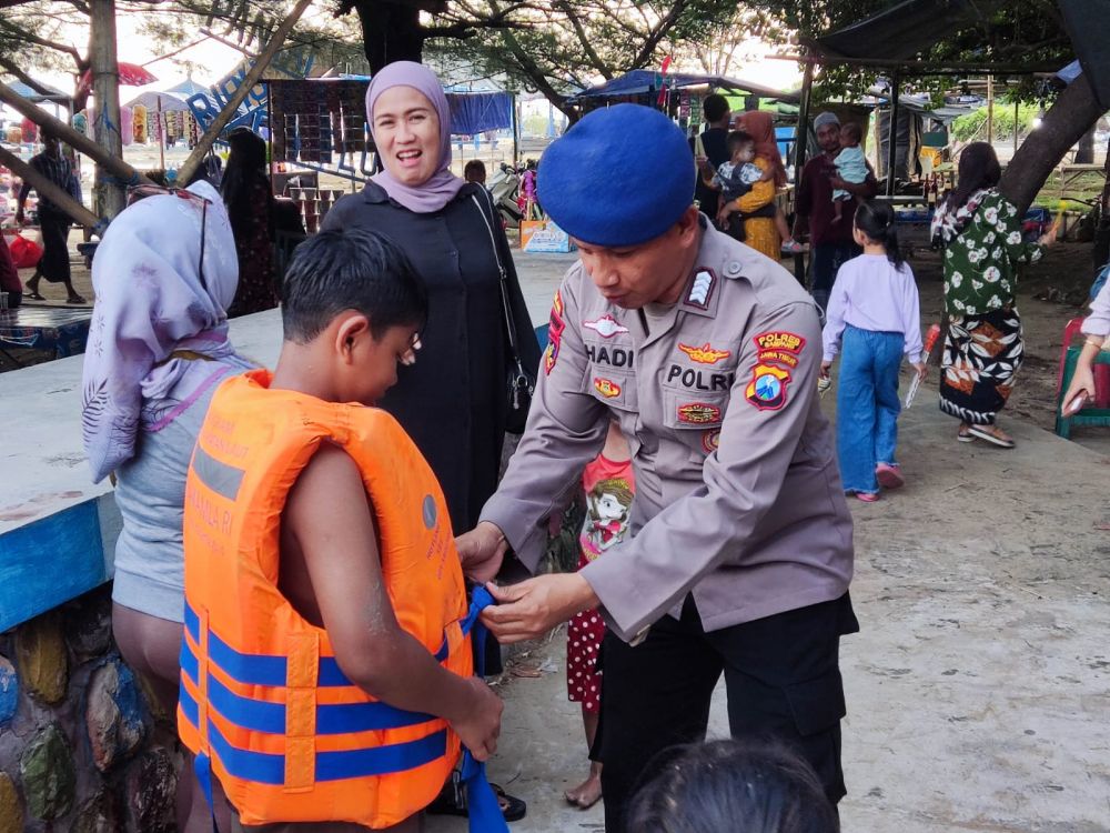 Satpolairud Polres Sampang Siagakan Kapal dan Alat Keselamatan di Pantai Camplong