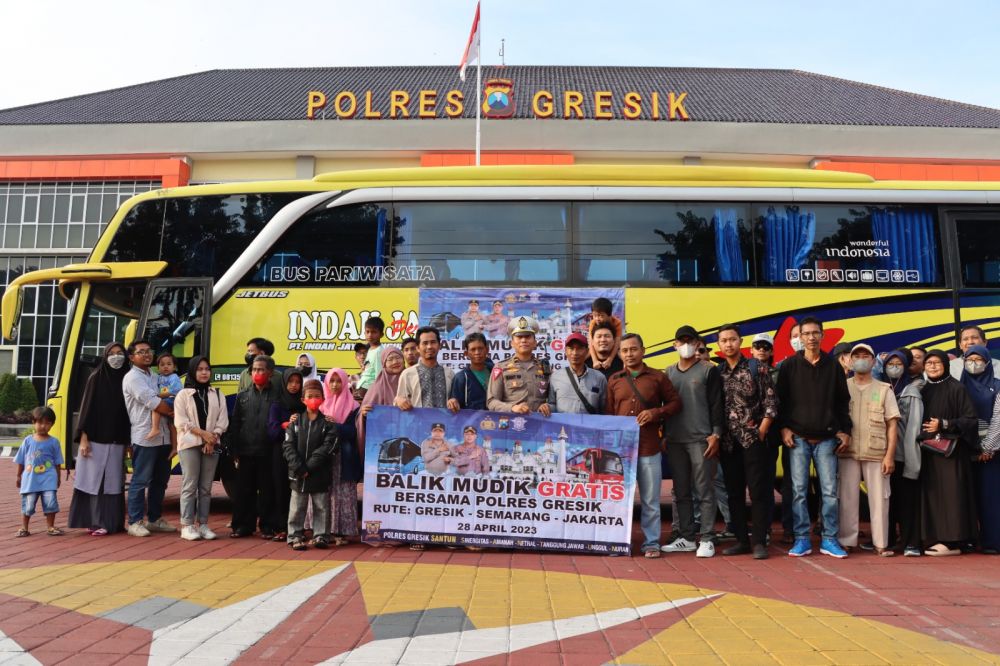 Polres Gresik berangkatkan 4 bus balik mudik lebaran gratis