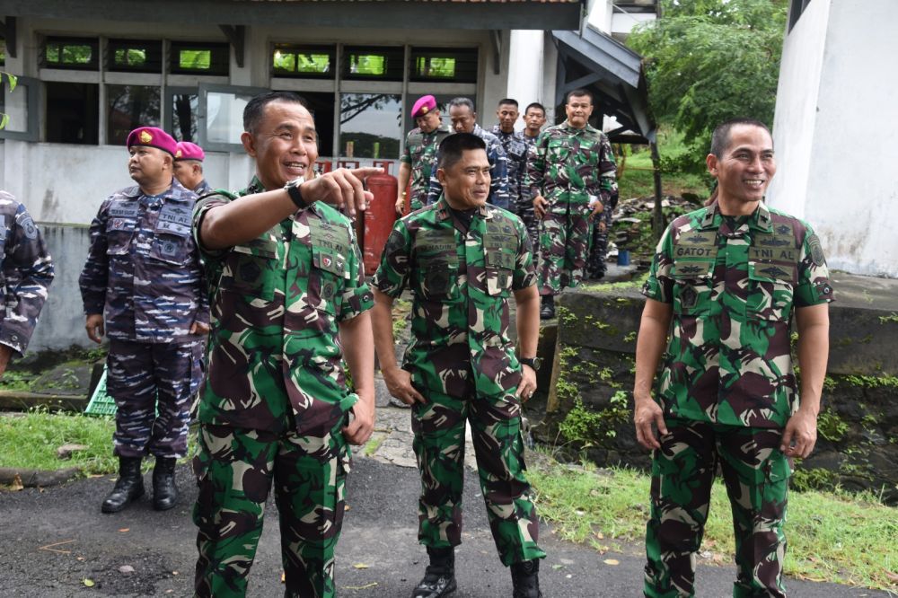 Dankodiklatal Letjen TNI Marinir Suhartono saat tinjau sarana prasarana seleksi komcad Matra Laut