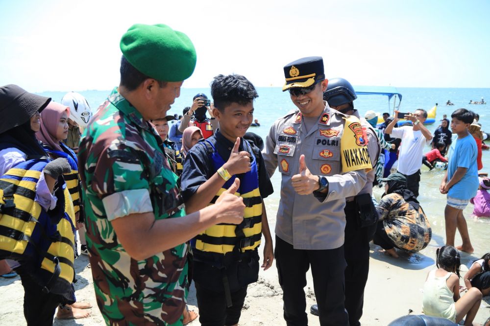 Wakapolres Gresik Kompol Erika Purwana Putra saat tinjau pantai Delegan