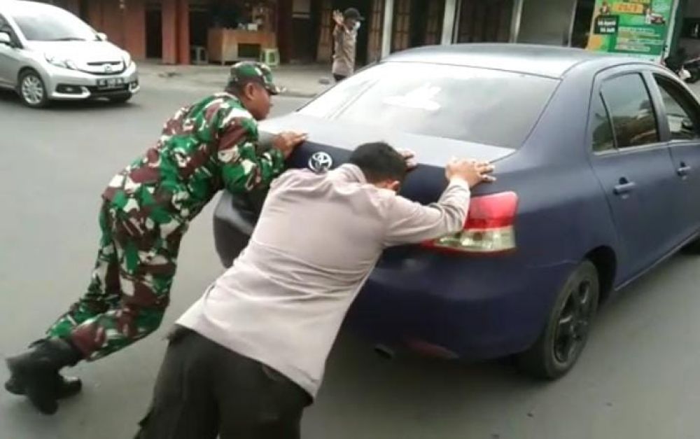 TNI-Polri Tulungagung dalam Ops Ketupat Semeru bantu pemudik yang mobilnya mogok
