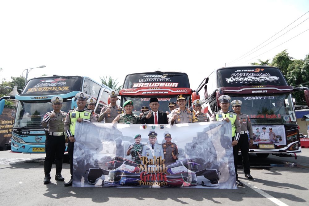Polres Ponorogo berangkatkan bus balik mudik lebaran gratis