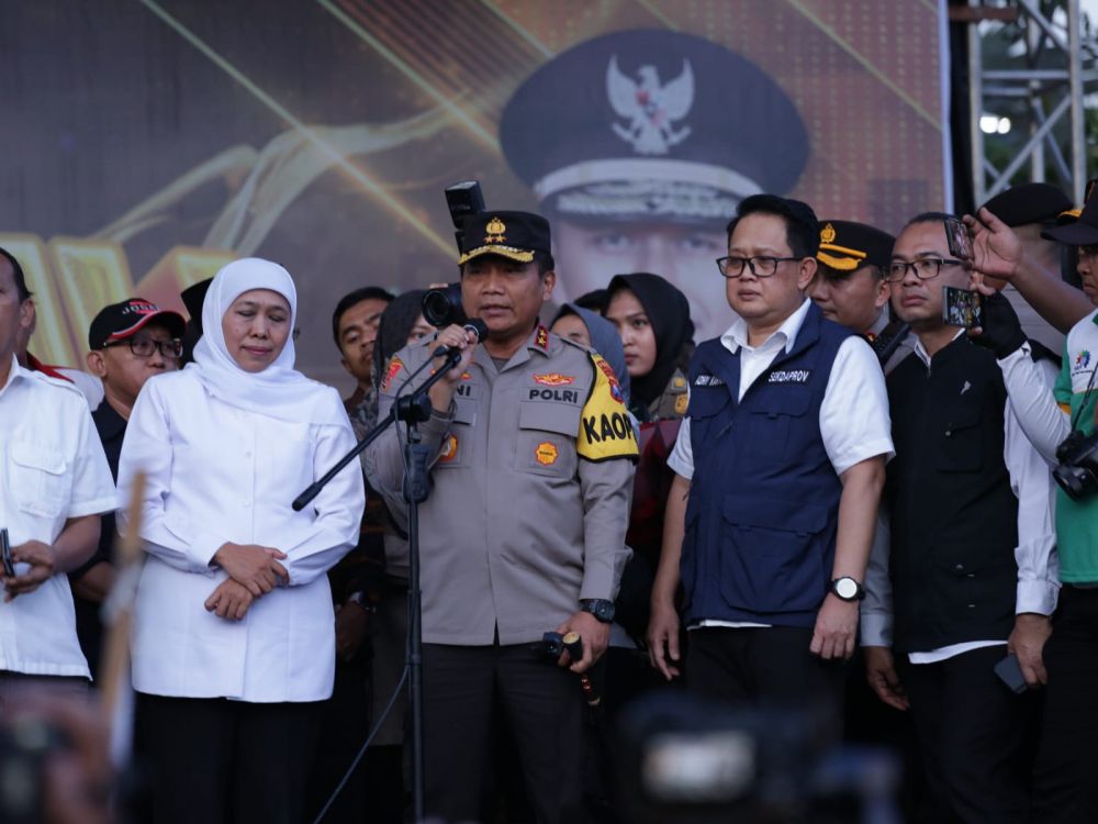 Kapolda Jatim Irjen Pol Dr. Toni Harmanto bersama Gubernur Jatim Khofifah Indar Parawansa saat peringatan May Day 