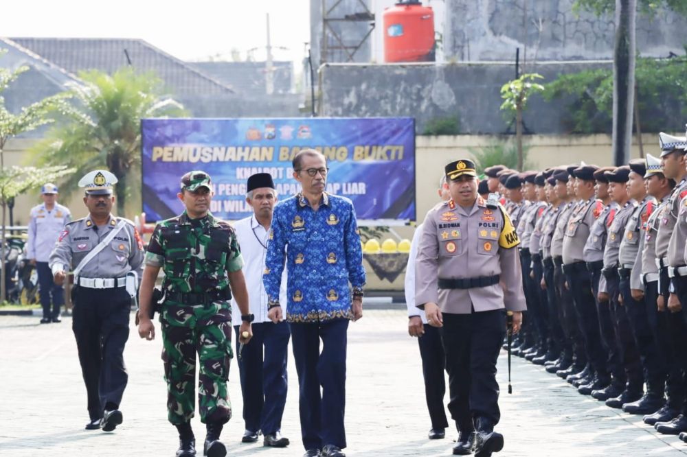 Bupati Magetan Suprawoto didampingi Kapolres Magetan AKBP Muhammad Ridwan