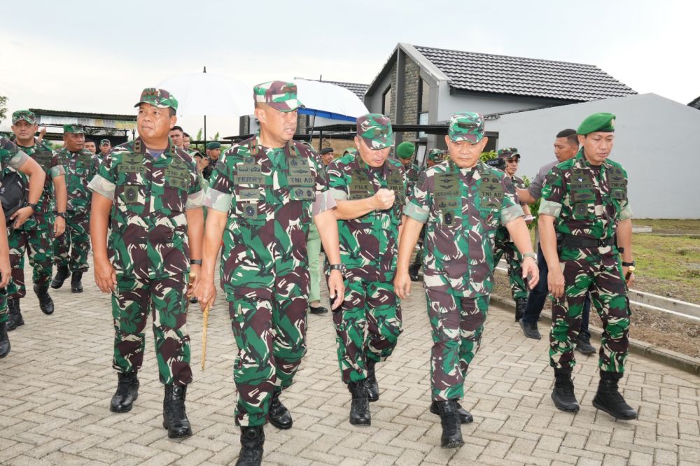 KASAD Jenderal TNI Dr. Dudung Abdurrahman didampingi Danrem 084/BJ Brigjen TNI Terry Tresna Purnama cek Yonif 516/CY