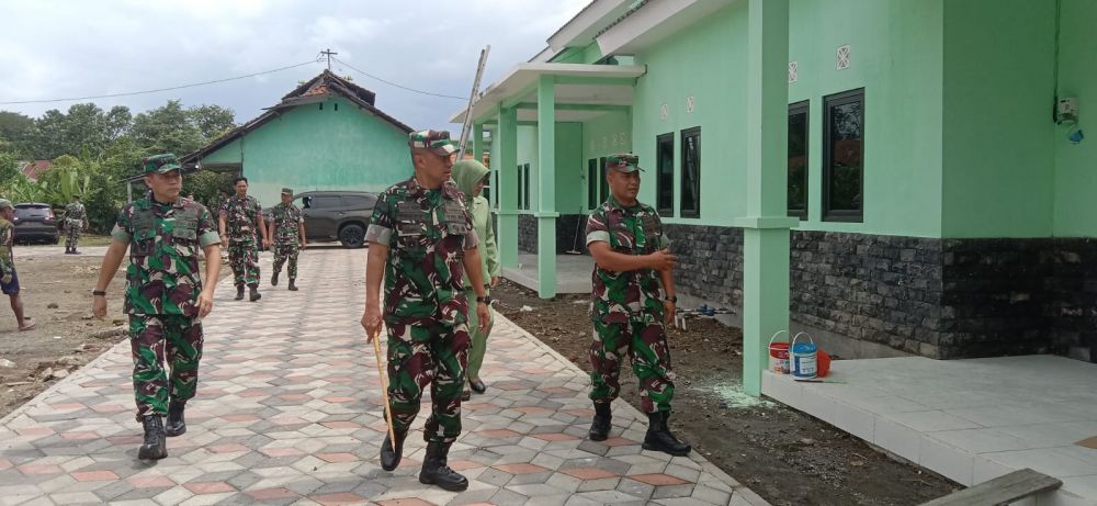 Danrem 084/BJ Brigjen TNI Terry Tresna Purnama saat cek makam Sono dan perum prajurit