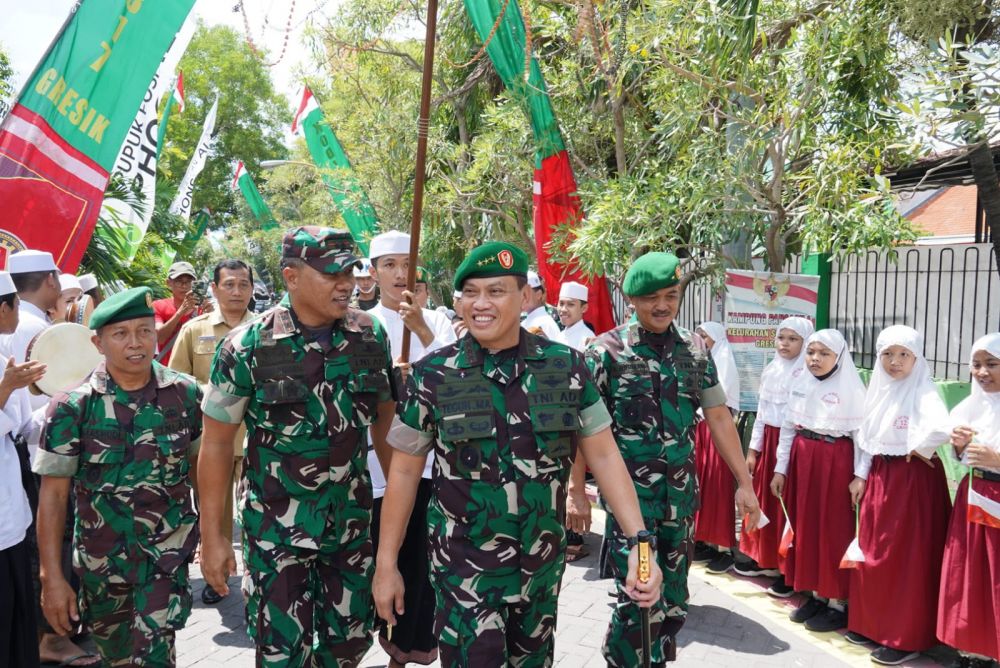 Danpustera d Letjen TNI Teguh Muji Angkasa didampingi Kasrem 084/BJ Kolonel Inf Budhi Utomo saat kunker ke Gresik