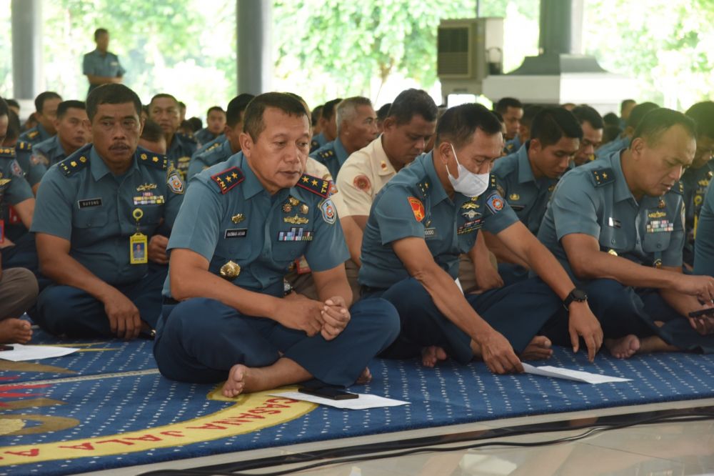 Wadan Kodiklatal Laksamana Muda TNI Rachmad Jayadi saat ikuti doa bersama