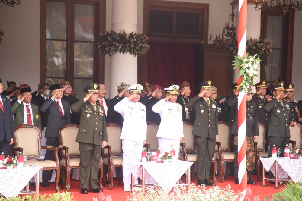 Dirdik Kodiklatal Laksma TNI Ariantyo Condrowibowo saat ikuti upacara Hardiknas di gedung negara Grahadi Surabaya