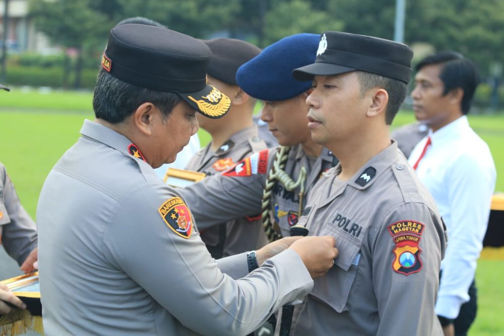 Kapolda Jatim Irjen Pol Dr. Toni Harmanto saat berikan penghargaan