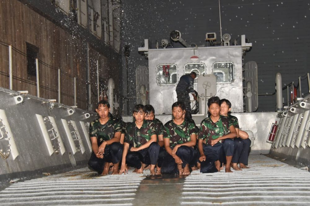 Siswa Dikmaba dan Dikmatra ikuti tradisi mandi laut