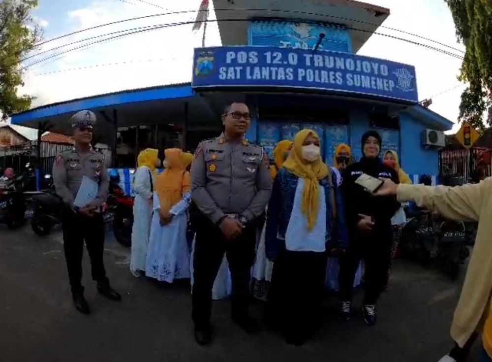 Satlantas Polres Sumenep tindak konvoi emak-emak tanpa helm