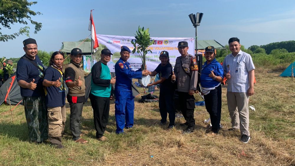 Tanam Mangrove di Kali Mireng, Polres Gresik Peringati Hari Bumi Sedunia