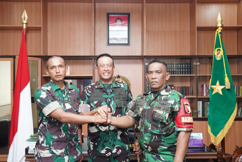 Danrem 084/BJ Brigjen TNI Terry Tresna Purnama berikan penghargaan 2 Babinsa