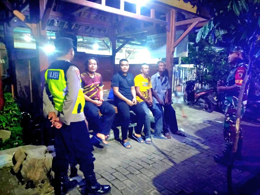 TNI-Polri saat sosialisasi ke masyarakat terkait Kamtibmas