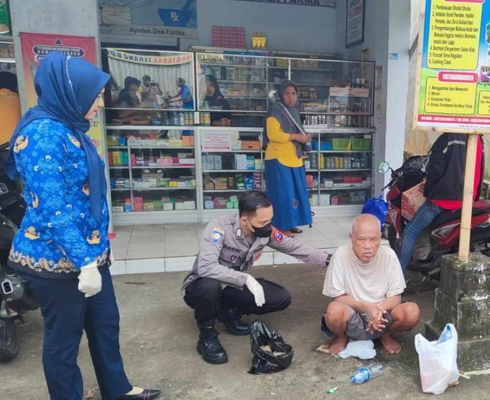 Bhabinkamtibmas Peduli Sesama, Sigap Tolong Lansia Terlantar