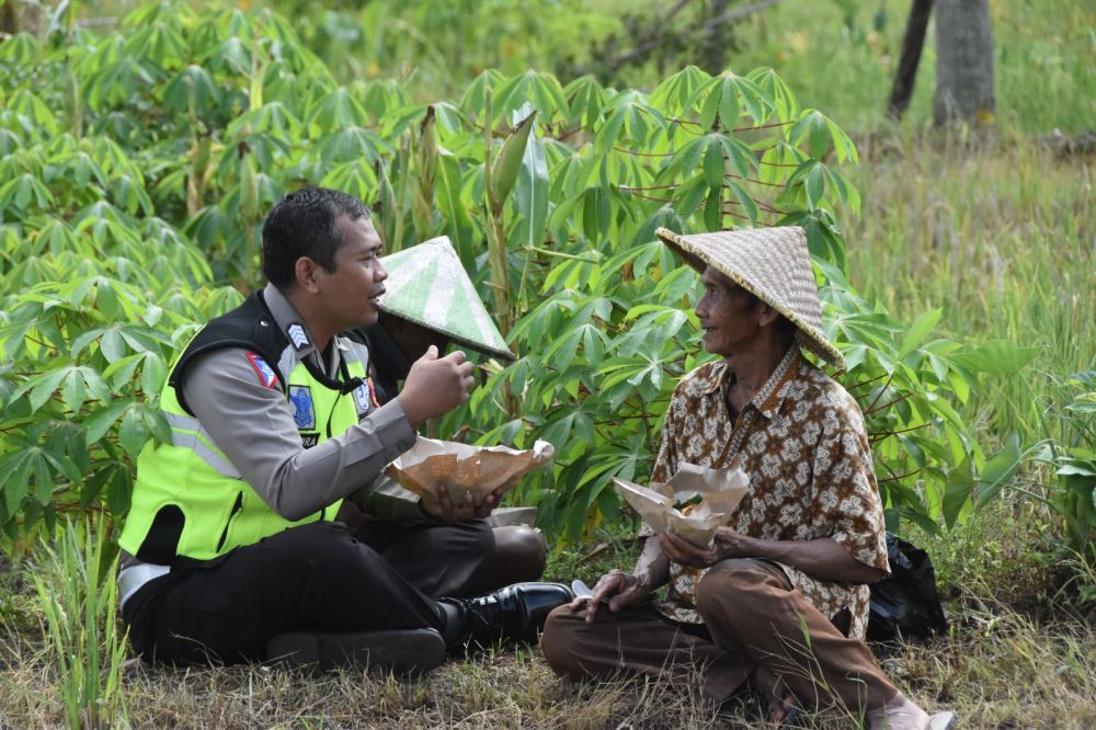 Polbindes Polres Trenggalek Edukasi Warga Terkait Tata Tertib Lalulintas