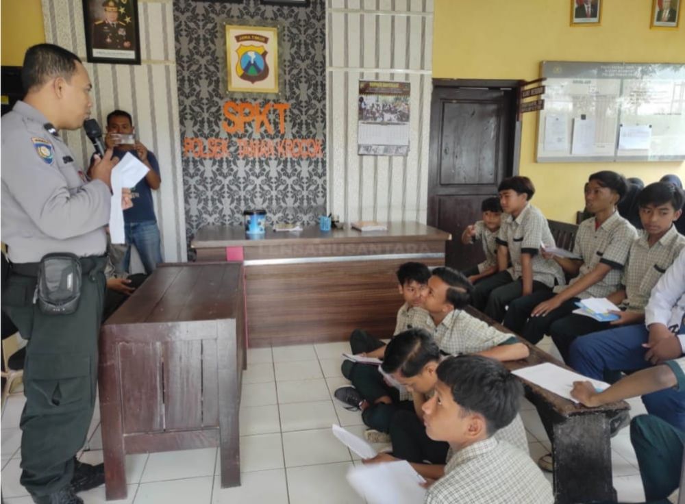 SMPN 1 Taman Krocok kunjungan ke Polsek Taman Krocok