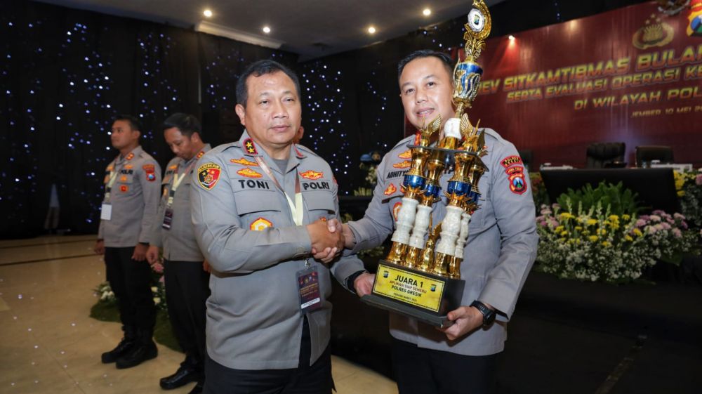 Kapolda Jatim Irjen Pol Dr. Toni Harmanto beri selamat Kapolres Gresik AKBP Adhitya Panji Anom