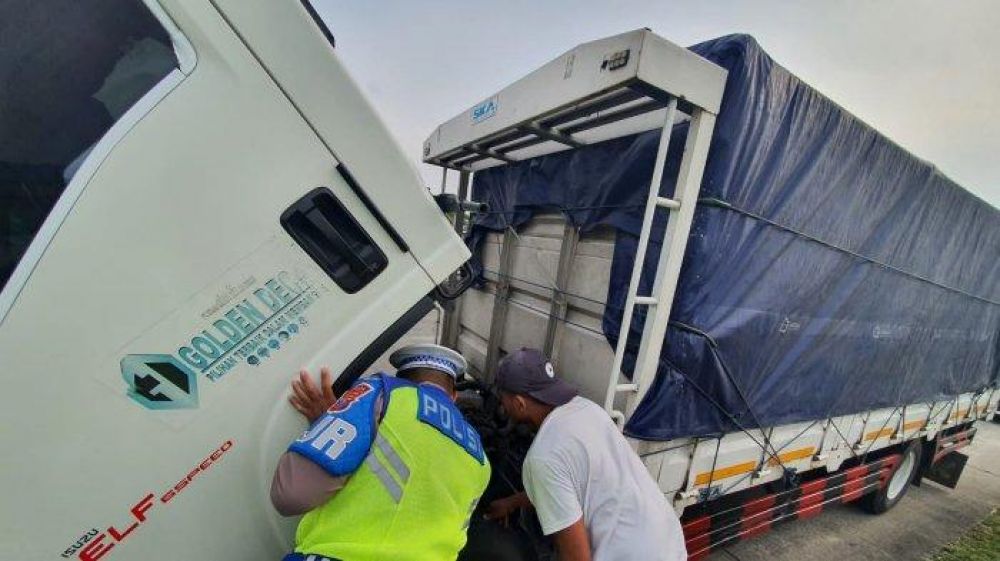 Sat PJR Polda Jatim bantu sopir truk perbaiki radiatornya