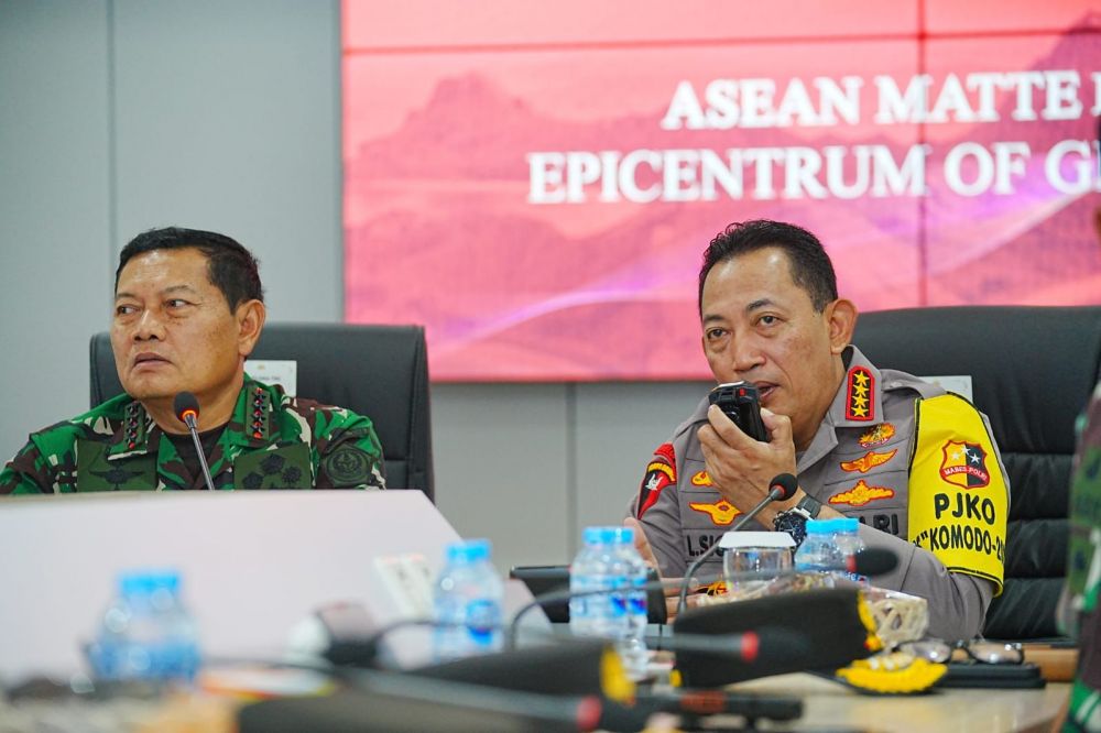 Kapolri Jenderal Listyo Sigit Prabowo bersama Panglima TNI Yudo Margono saat di Command Center