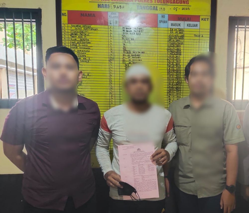 Tersangka asusila diamankan Polisi beserta barang buktinya