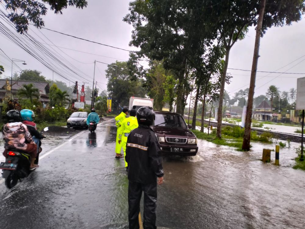 Kompak TNI-Polri di Banyuwangi Bantu Warga Terdampak Banjir