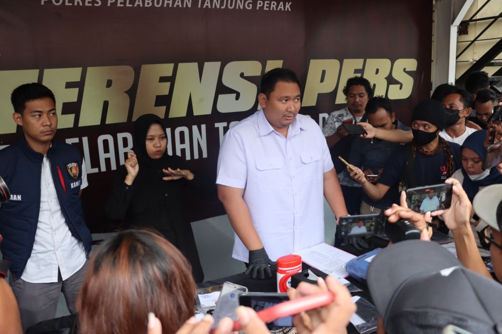 Satreskrim Polres Tanjung Perak Surabaya amankan tersangka beserta barang buktinya