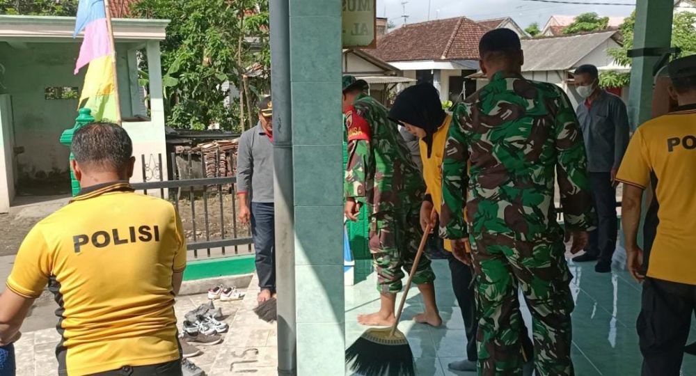 Jum'at Bersih, TNI-Polri lakukan bersih-bersih lingkungan tempat ibadah