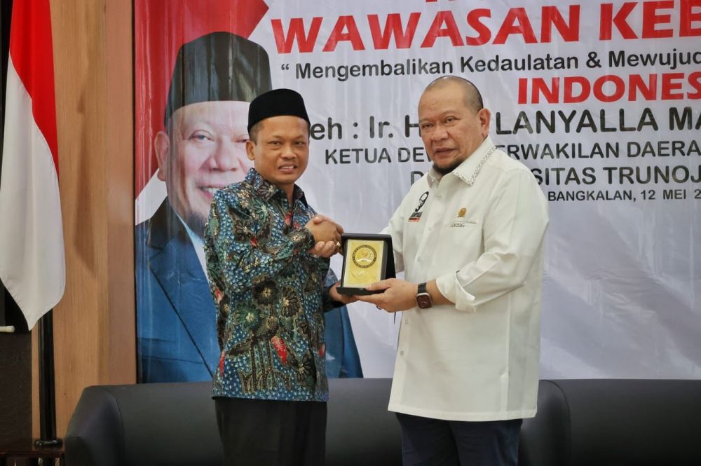 Ketua DPD RI AA LaNyalla Mahmud Mattalitti bersama rektor universitas Trunojoyo Madura Dr. Safi