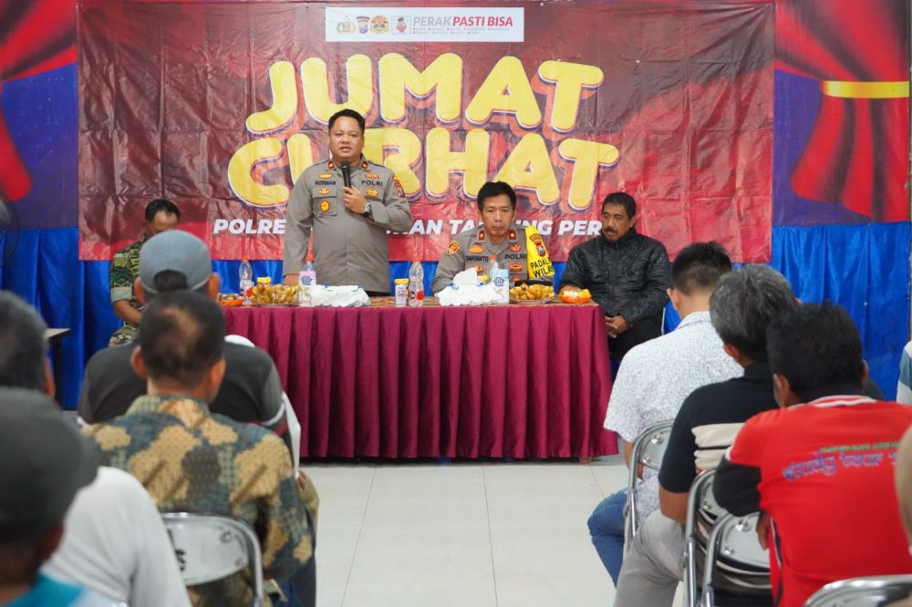 Wakapolres Tanjung Perak Surabaya Kompol Wahyu Norman saat Jum'at Curhat