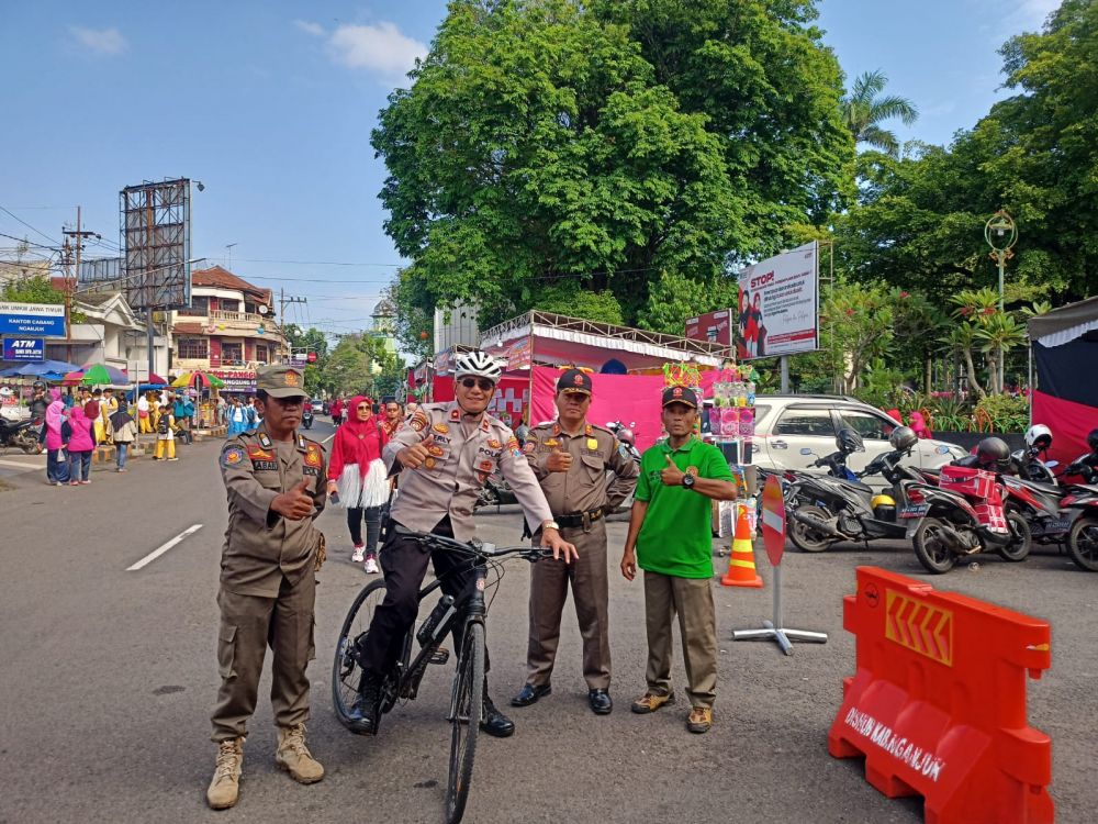 Kapolsek Nganjuk Kota Kompol Drs. Masherly Sutrisno saat patroli sepeda