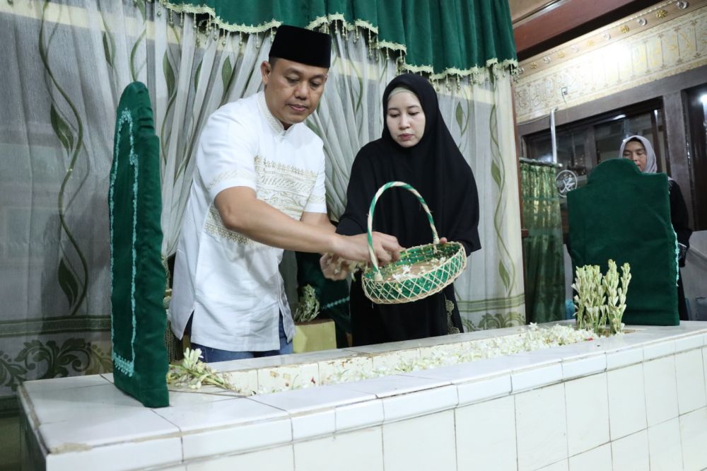 Kapolres Gresik AKBP Adhitya Panji Anom saat ziarah makam ke habib Abu Bakar Assegaf