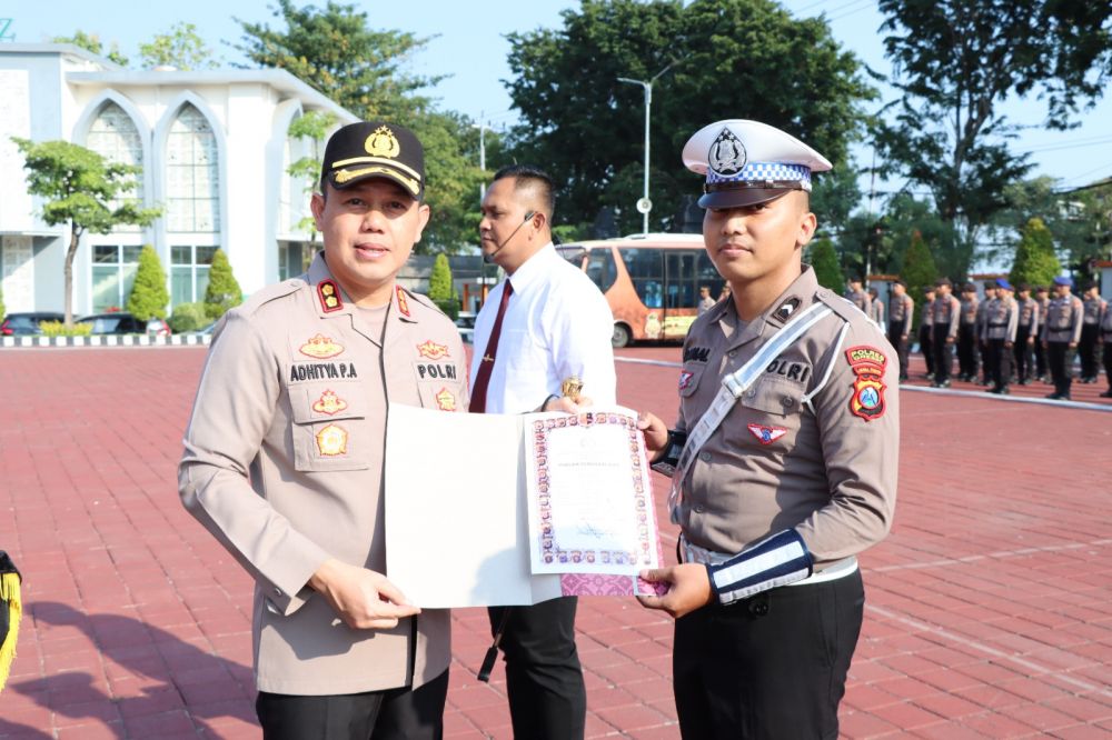 Kapolres Gresik AKBP Adhitya Panji Anom berikan reward bagi anggota berprestasi