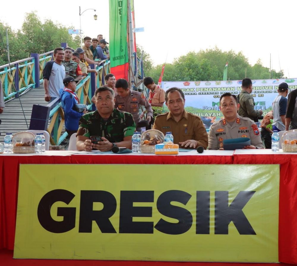Kapolres Gresik AKBP Adhitya Panji Anom saat hadiri penanaman mangrove