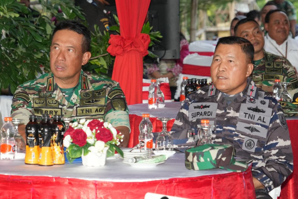 Danrem 084/BJ Brigjen TNI Terry Tresna Purnama saat hadiri penanaman Mangrove Nasional se-Indonesia