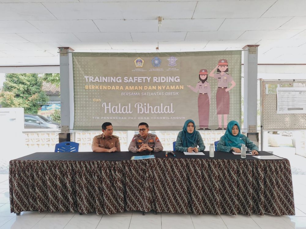 Satlantas Polres Gresik sosialisasi berlalu lintas ke ibu PKK Desa Yosowilangun