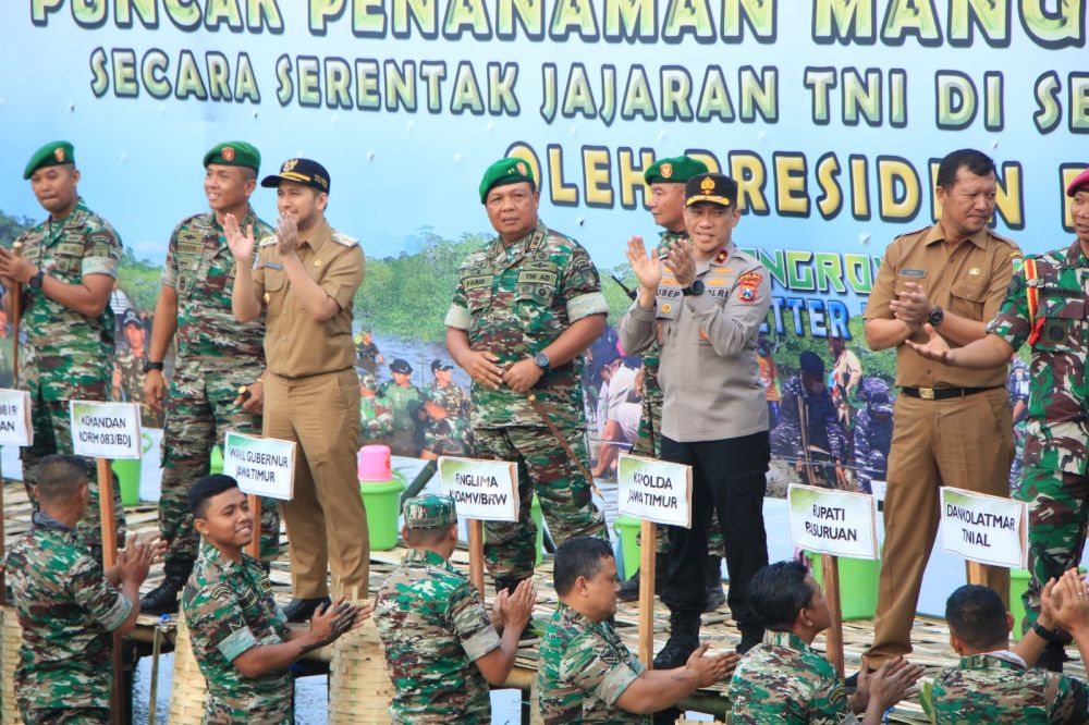 Wakapolda Jatim Brigjen Pol Akhmad Yusep Gunawan saat ikuti puncak penanaman Mangrove Nasional di Pasuruan