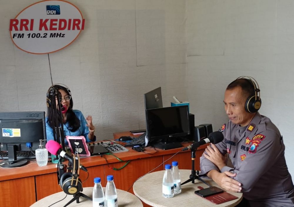 Polres Kediri beri himbauan masyarakat melalui radio RRI Kediri