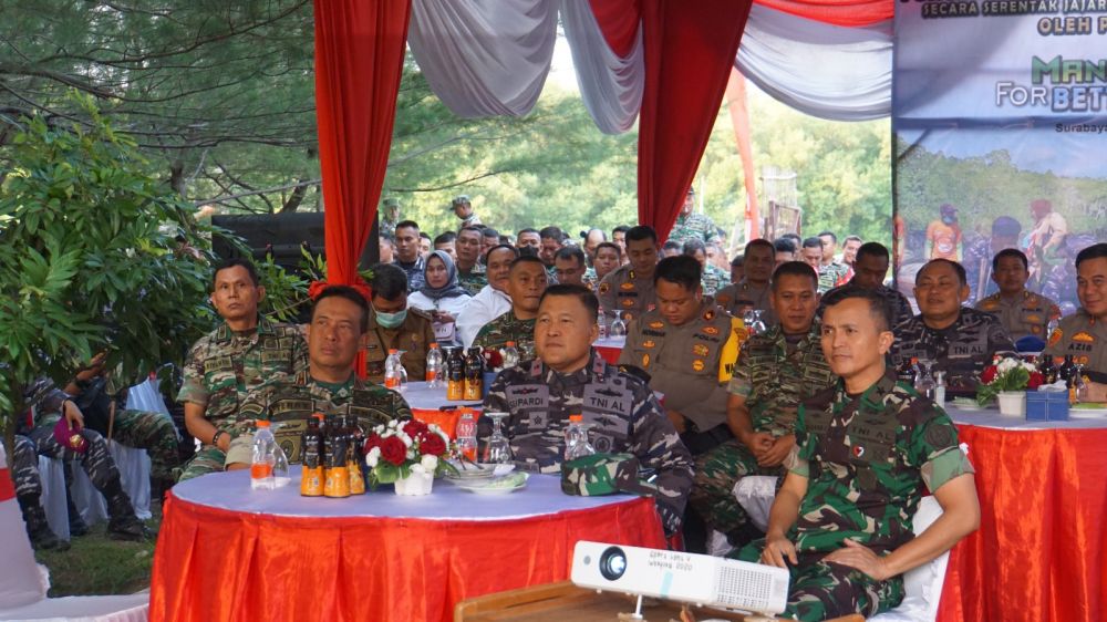 Wadan Kodiklatal Laksamana Pertama TNI Supardi bersama Danrem 084/BJ Brigjen TNI Terry Tresna Purnama saat hadiri penanaman Mangrove Nasional